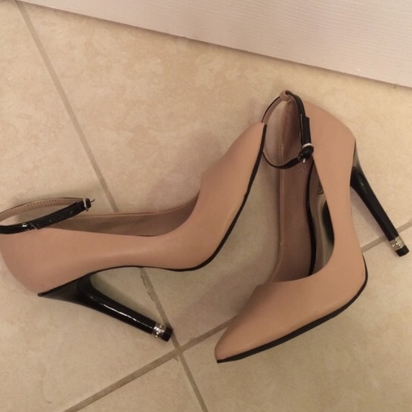 Jennifer Lopez -JLO Blush/Nudish pumps