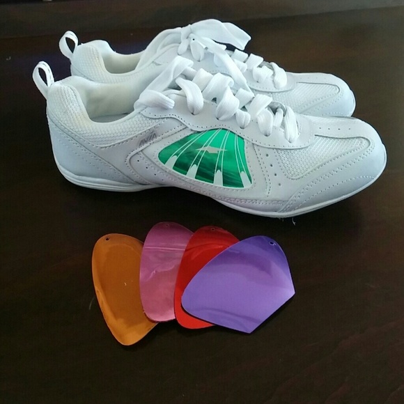 Avia cheer shoes women's sz 6 or child's 4-new