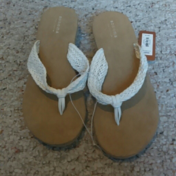 NWT Sonoma white flip flops size M (7-8).