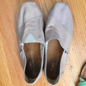 Grey toms