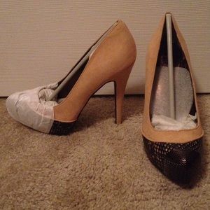 Carlos Santana pumps