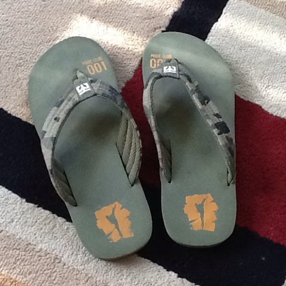 Pride Club 001 flip flops size 7. Gently used.