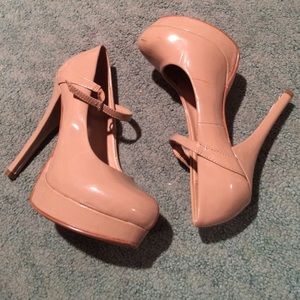 Nude pumps