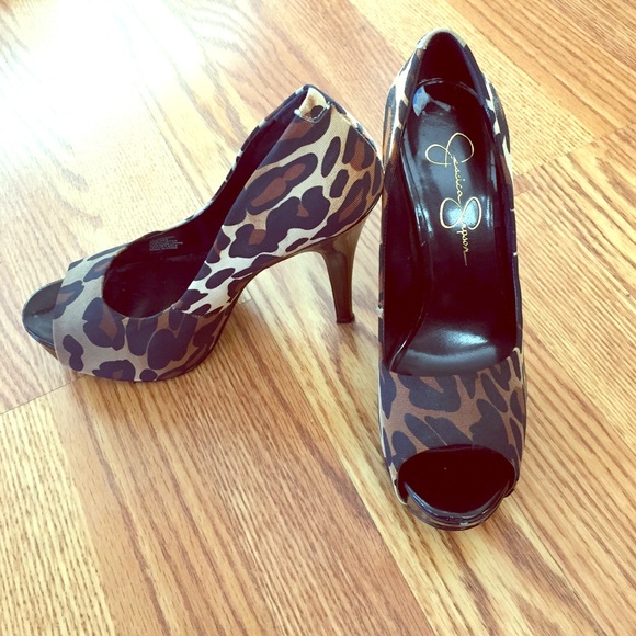 Jessica Simpson pumps that turn heads - Picture 1 of 1