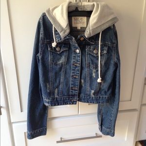 NWOT Denim jacket w/ removable hood. Size medium