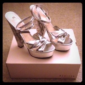 👠NWOT Silver & Snakeskin Pattern Platform Heels