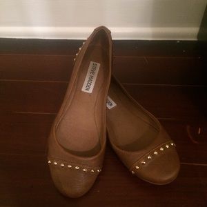 Steve Madden - Tan & gold studded flats. Size 5.5