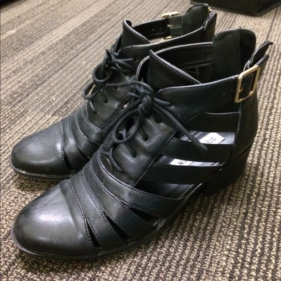 🚧TEMP CLOSED🚧 Steve Madden Cut Out Booties - Picture 1 of 4