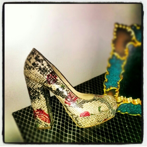 MIA Snake w/Red Rose Print Pump - Picture 1 of 4