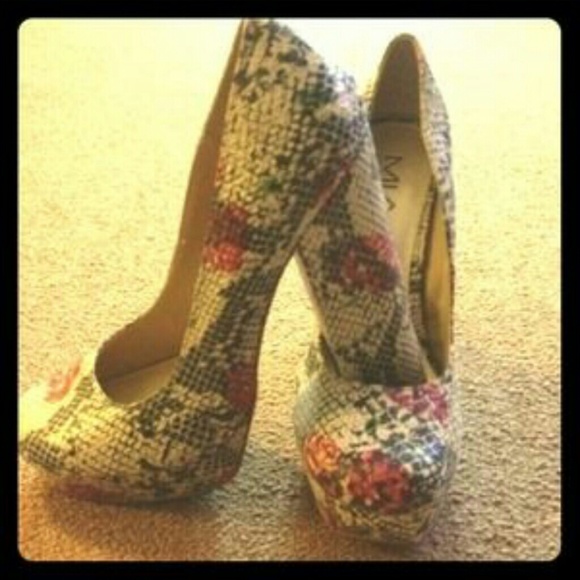 MIA Snake w/Red Rose Print Pump - Picture 2 of 4