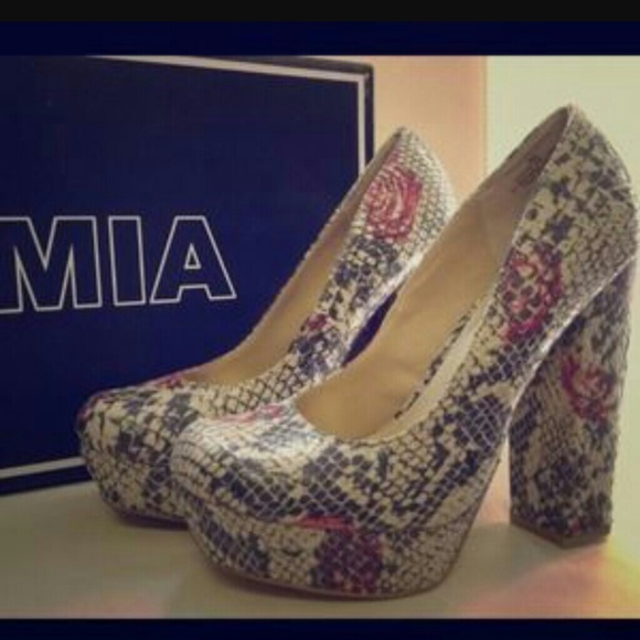MIA Snake w/Red Rose Print Pump - Picture 3 of 4