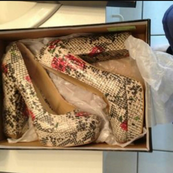 MIA Snake w/Red Rose Print Pump - Picture 4 of 4