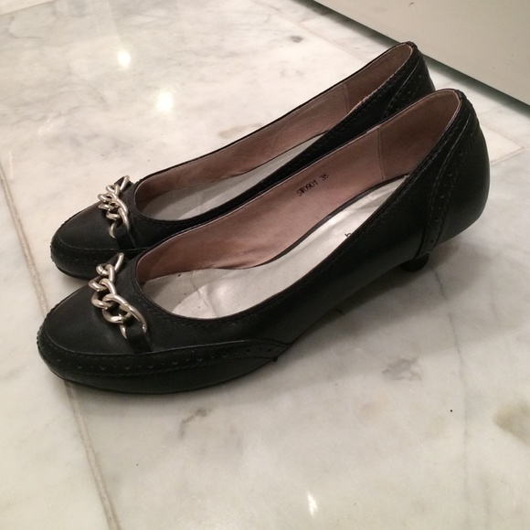 Black leather flat with chain details - Picture 2 of 3
