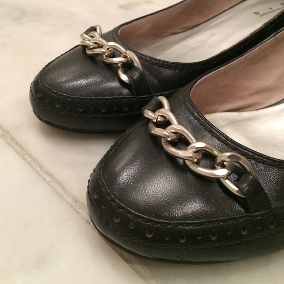 Black leather flat with chain details - Picture 3 of 3