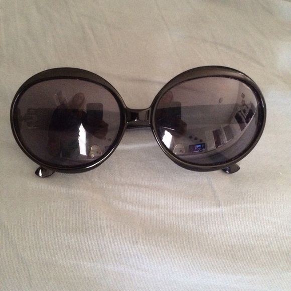 2 pairs of sunglasses and leopard wallet bundle. - Picture 2 of 4