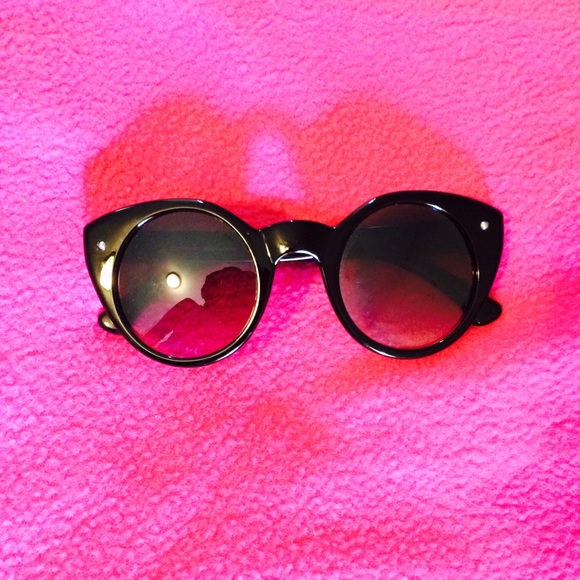 2 pairs of sunglasses and leopard wallet bundle. - Picture 3 of 4