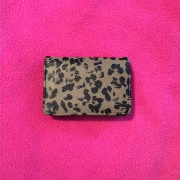 2 pairs of sunglasses and leopard wallet bundle. - Picture 4 of 4