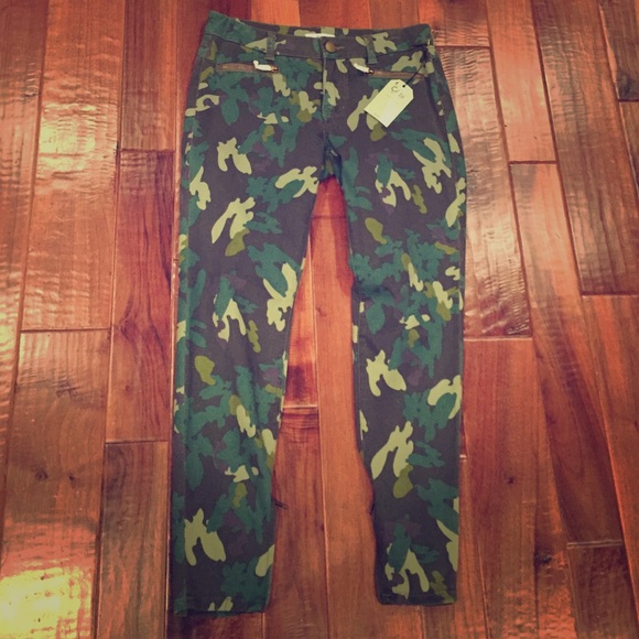 Cabi Camo pants New size 6