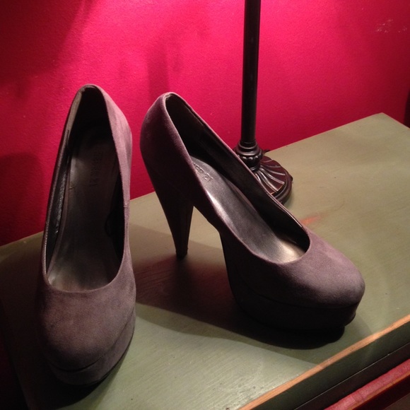 Grey suede heels 💕