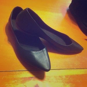 Pointed toe black flats