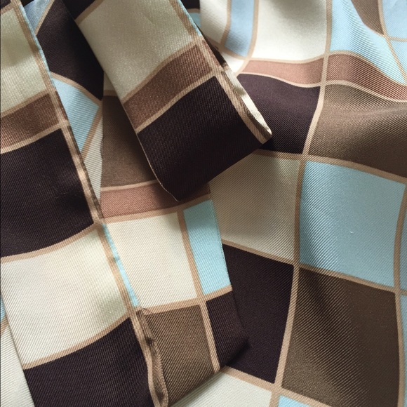 🌟Sold in bundle!🌟Wrap top! Stunning colors! - Picture 2 of 4