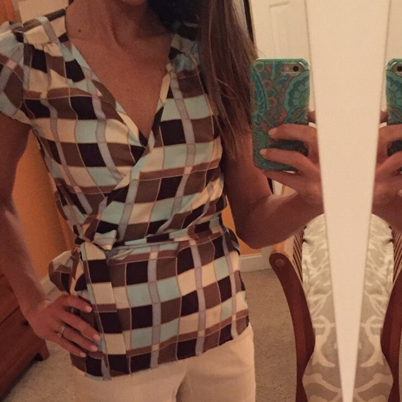 🌟Sold in bundle!🌟Wrap top! Stunning colors! - Picture 3 of 4