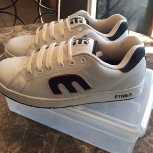Etnies - men skate shoe size 9.5