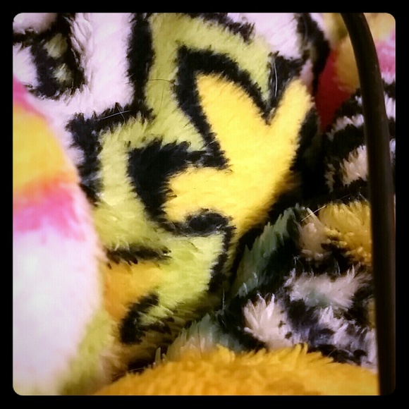 Looking for Vera Bradley Throws!!