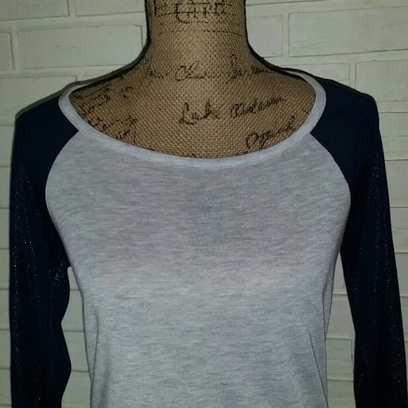 GUESS Top - Picture 3 of 4