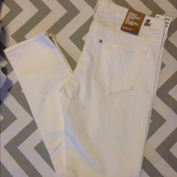NWT H&M white skinnies with ankle zipper detail.