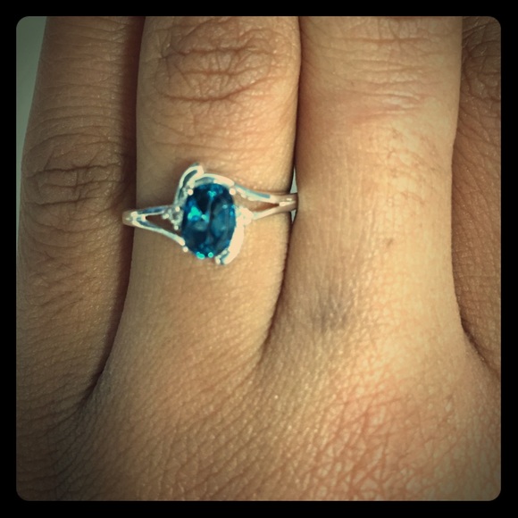 1 Ct tw London Blue Topaz ring in 925 (sterling)
