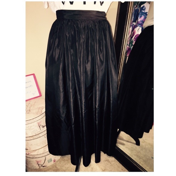 Skirts - Size 8 Black midi skirt with tulle lining Skirts - Size 8 Black midi skirt with tulle lining