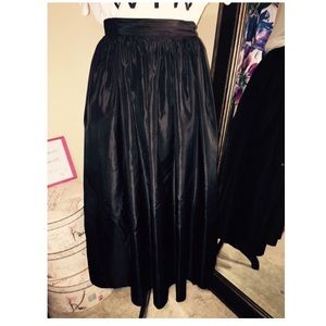 Skirts - Size 8 Black midi skirt with tulle lining Skirts - Size 8 Black midi skirt with tulle lining