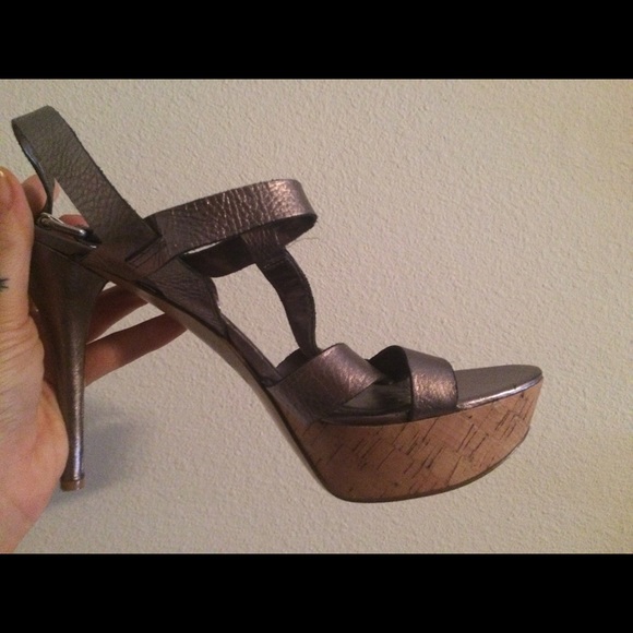 Platform sandals! Metallic