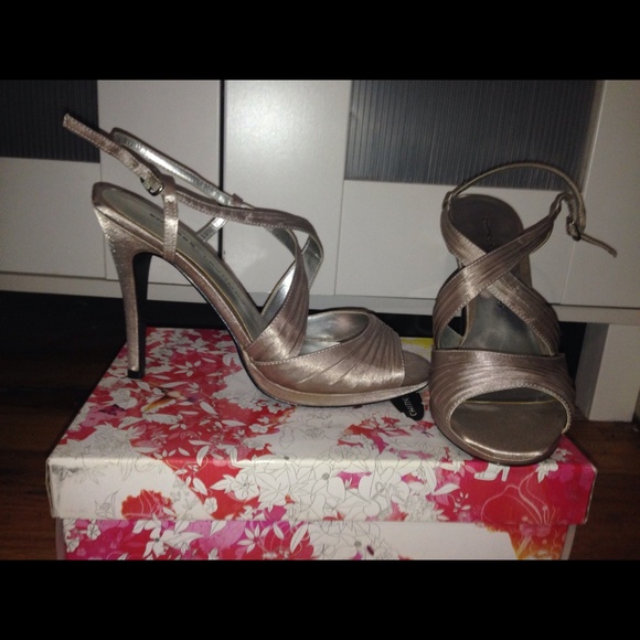 Satin strappy sandals, never worn. New with box - Picture 1 of 3