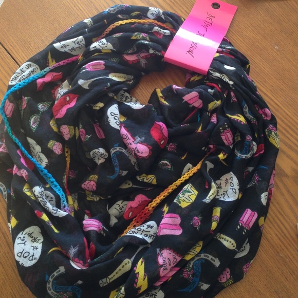 Betsey Johnson Accessories - Betsey Johnson scarf NWT