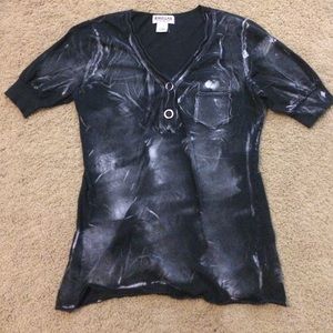 Magellan woods design button collar.