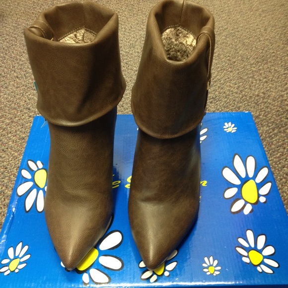 NWT brown ankle boots