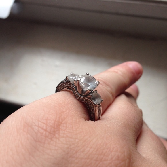 LAB CREATED WHITE SAPPHIRE RING IN STERLING SILVER - Picture 4 of 4
