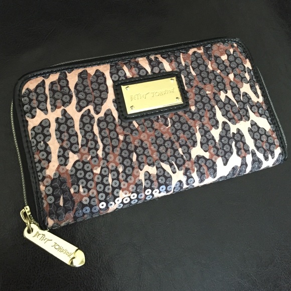 🔥PRICE DROP‼️ Betsy Johnson wallet.