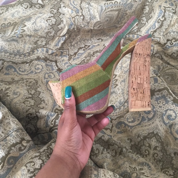 A platform heels - Picture 2 of 2