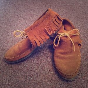 Minnetonka Classic Fringed Ankle Boot (hardsole)