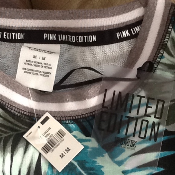 SOLD BNWT LIMITED EDITION VS/PINK  Palm crewneck - Picture 2 of 2