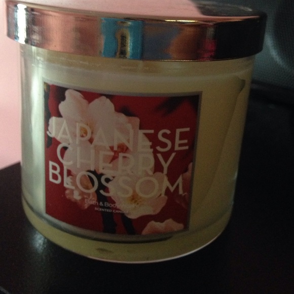 Bath & body works Japanese cherry blossom candle