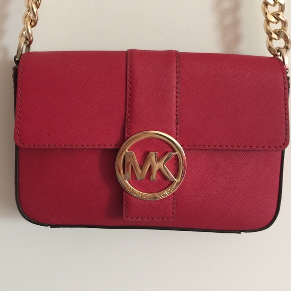 A red cross body handbag - Picture 2 of 4
