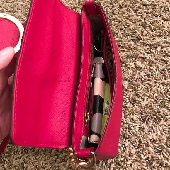 A red cross body handbag - Picture 4 of 4