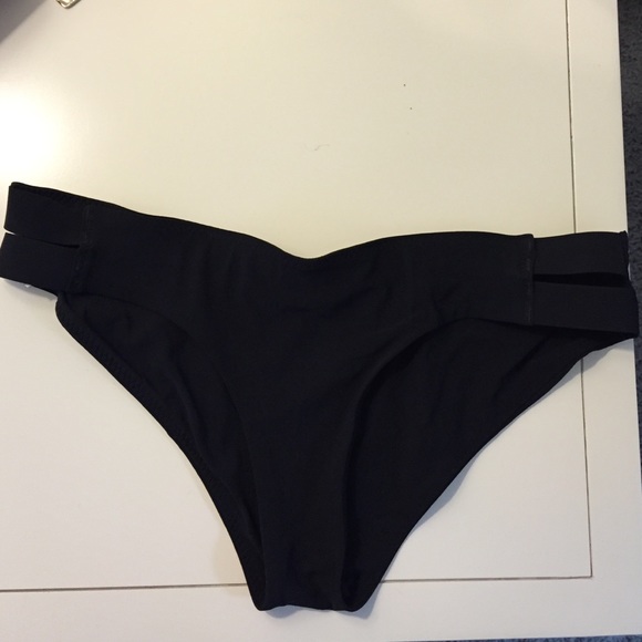 Black Lululemon Shanti surf bottom size4