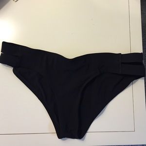 Black Lululemon Shanti surf bottom size4