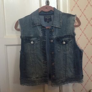 JEAN VEST BY JUST USA SIZE LARGE (RUNS SMALL)