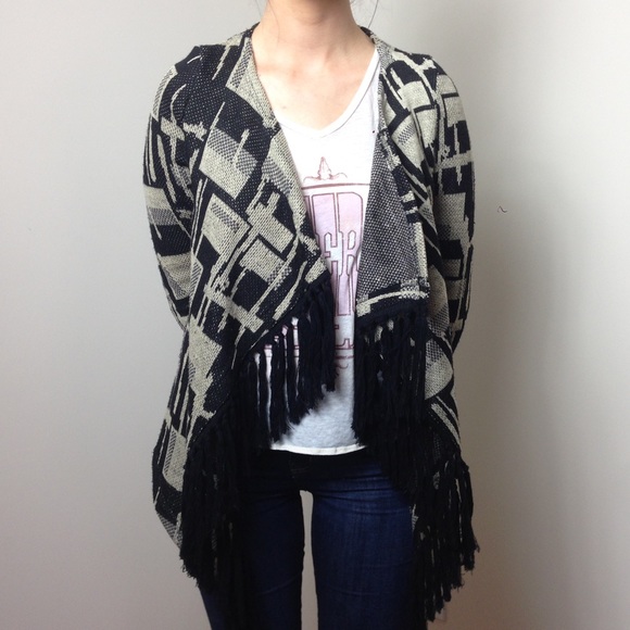 🚫SOLD🚫Fringe and patterned sweater
